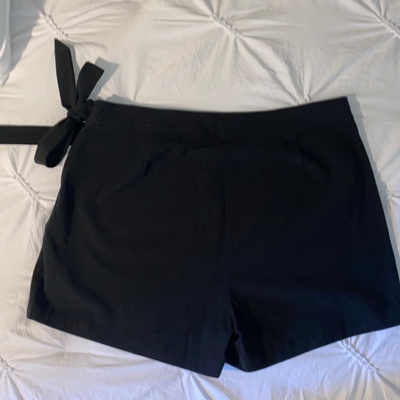 Southern Tide Jourdan Solid Perf Skort - Picture 3 of 5